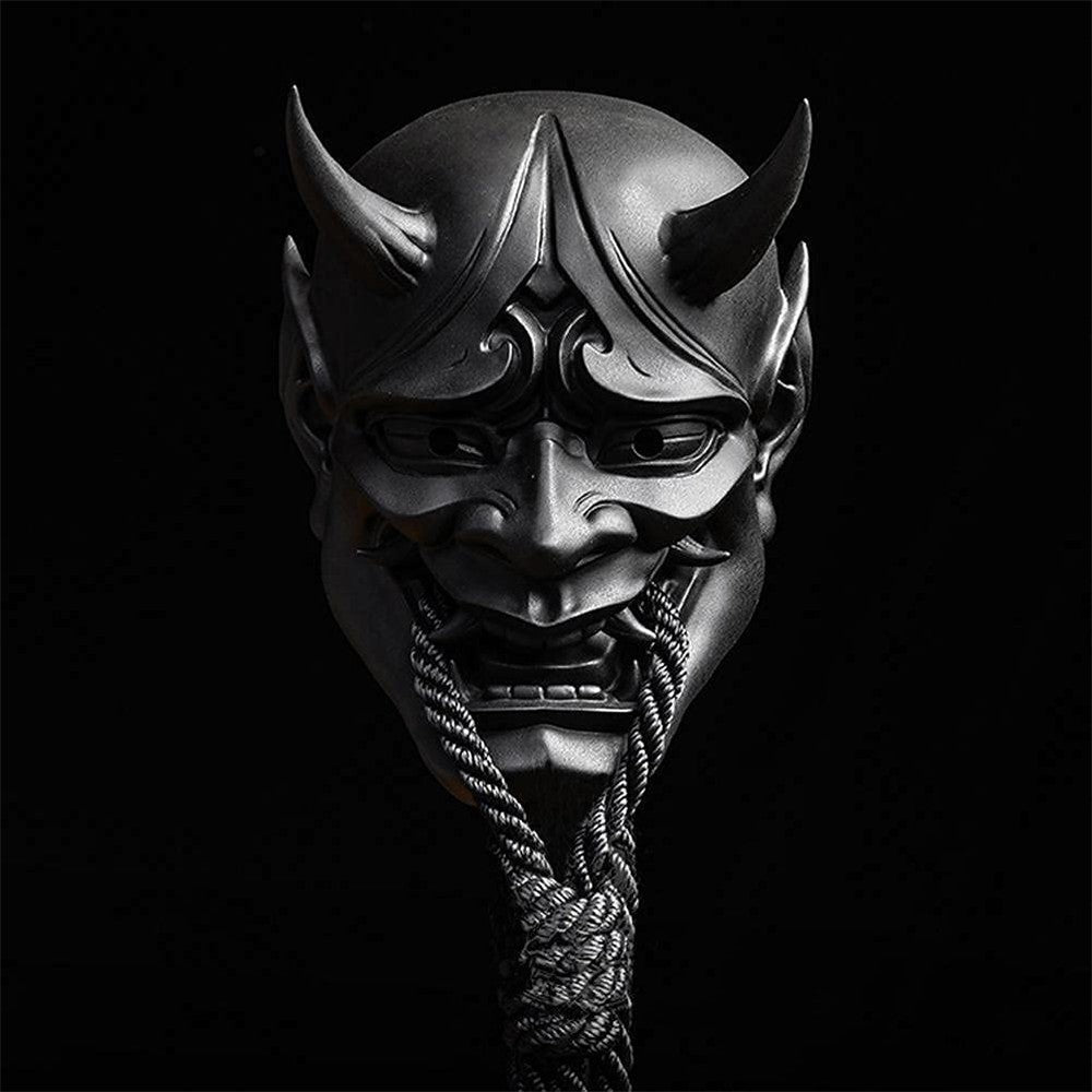 MASQUE LATEX ONI TENGU NOIR AVEC CORDE