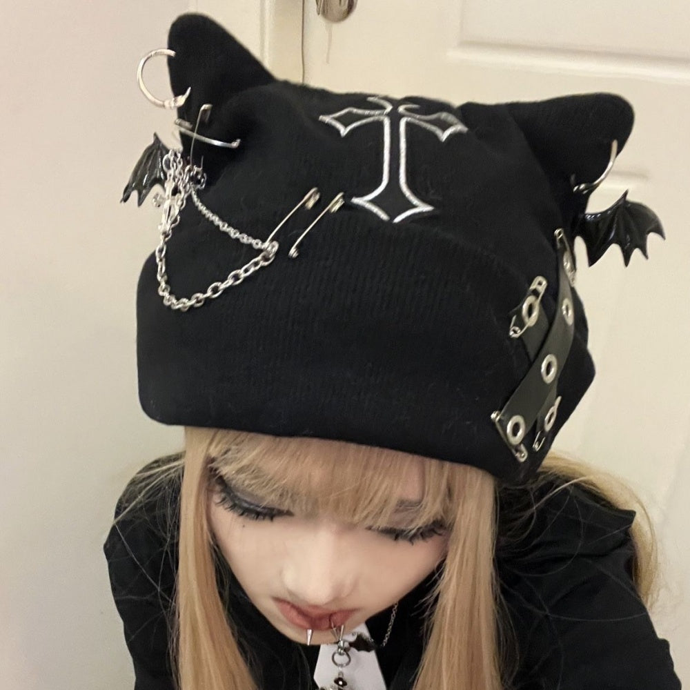 BONNET OREILLE NOIR EPINGLE CHAINE CROIX GOTH