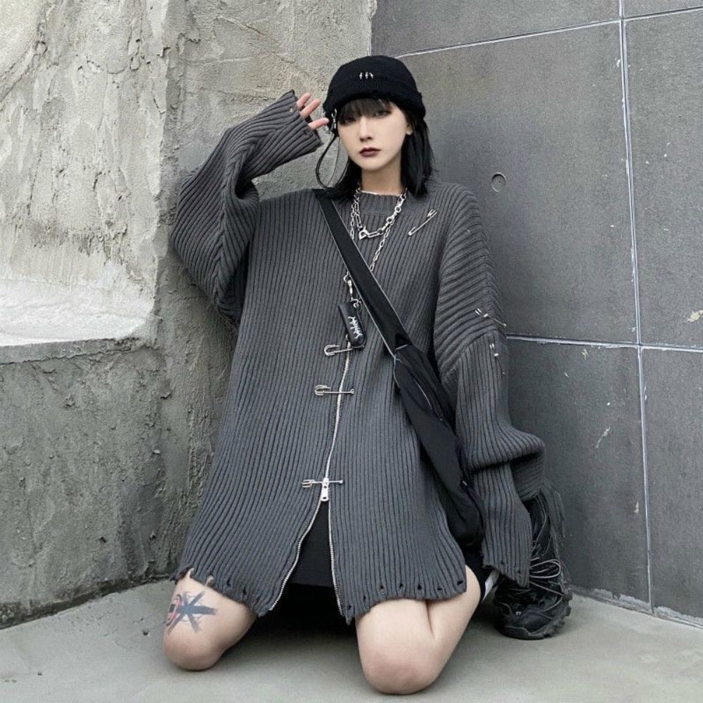 PULL GOTH DECHIREE GRIS AVEC EPINGLE