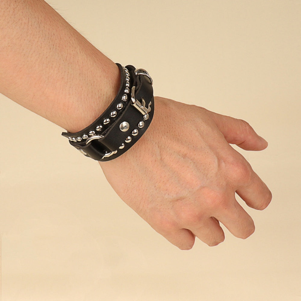 BRACELET AVEC CLOUS GOTHIQUE