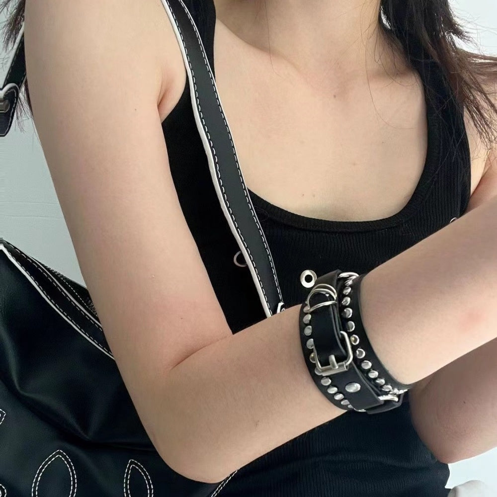 BRACELET AVEC CLOUS GOTHIQUE