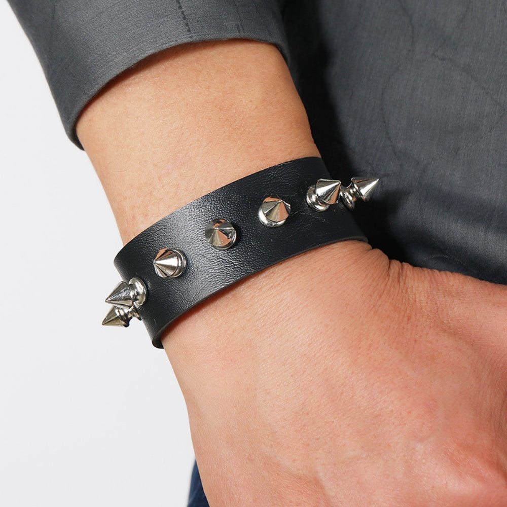 BRACELET AVEC CLOUS GOTHIQUE
