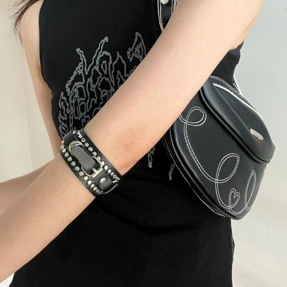 BRACELET AVEC CLOUS GOTHIQUE