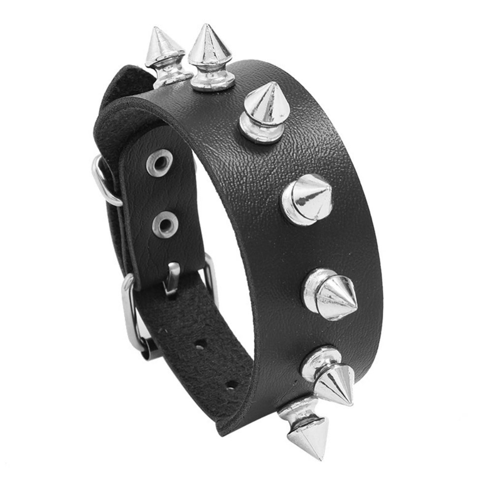 BRACELET AVEC CLOUS GOTHIQUE