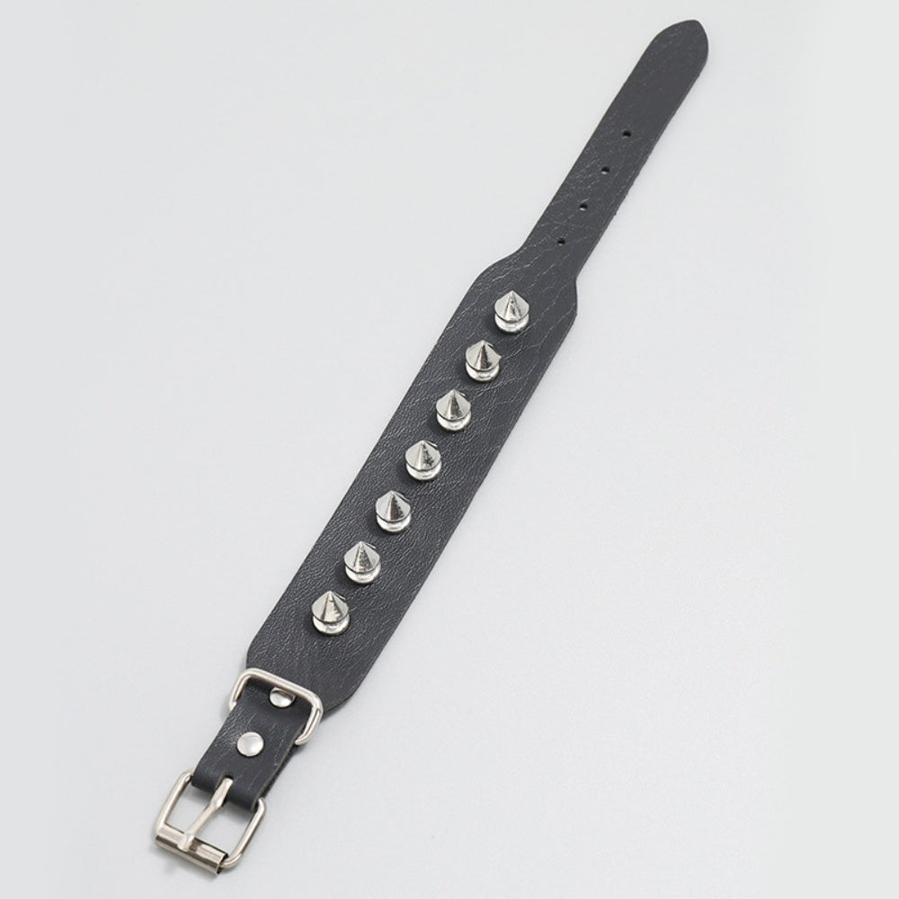 BRACELET AVEC CLOUS GOTHIQUE
