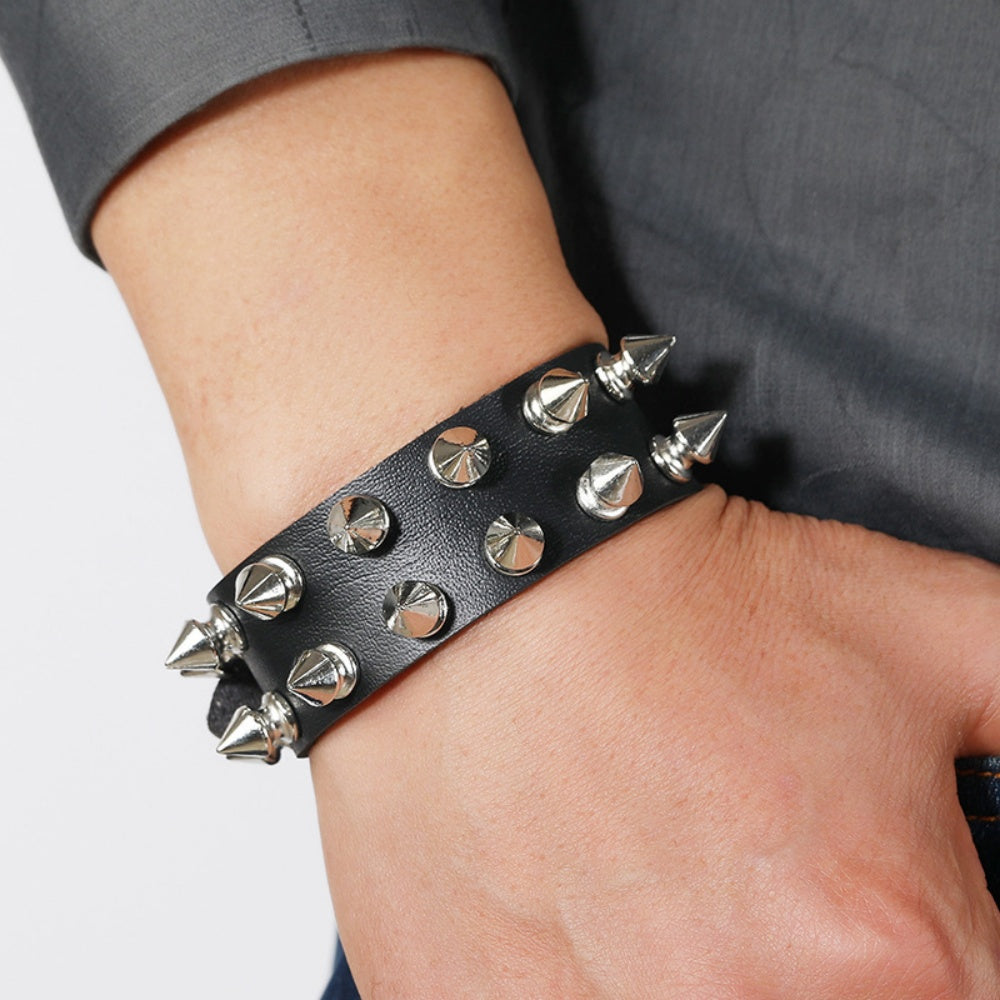 BRACELET AVEC CLOUS GOTHIQUE