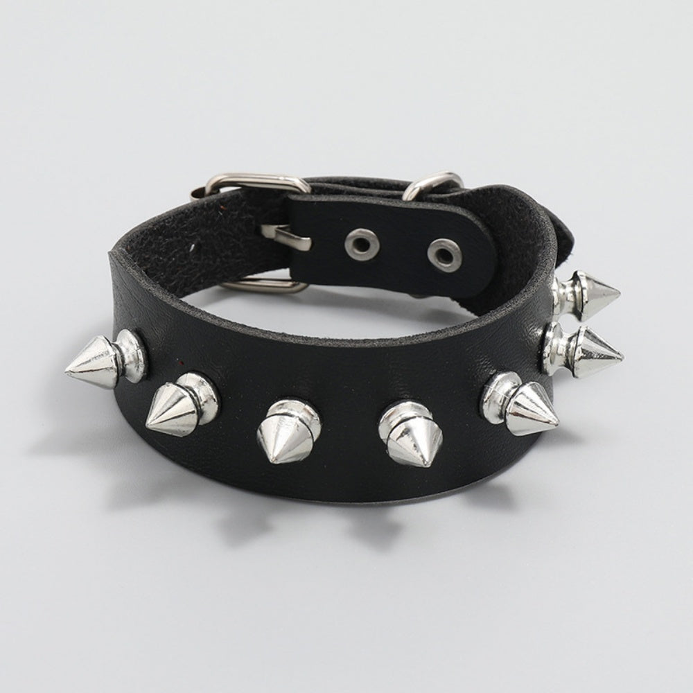 BRACELET AVEC CLOUS GOTHIQUE