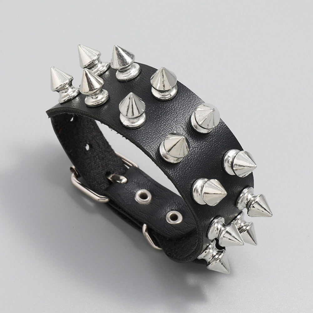 BRACELET AVEC CLOUS GOTHIQUE