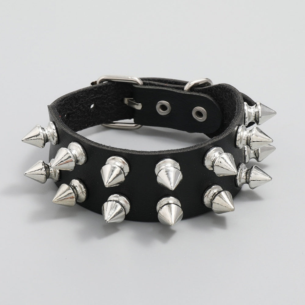 BRACELET AVEC CLOUS GOTHIQUE