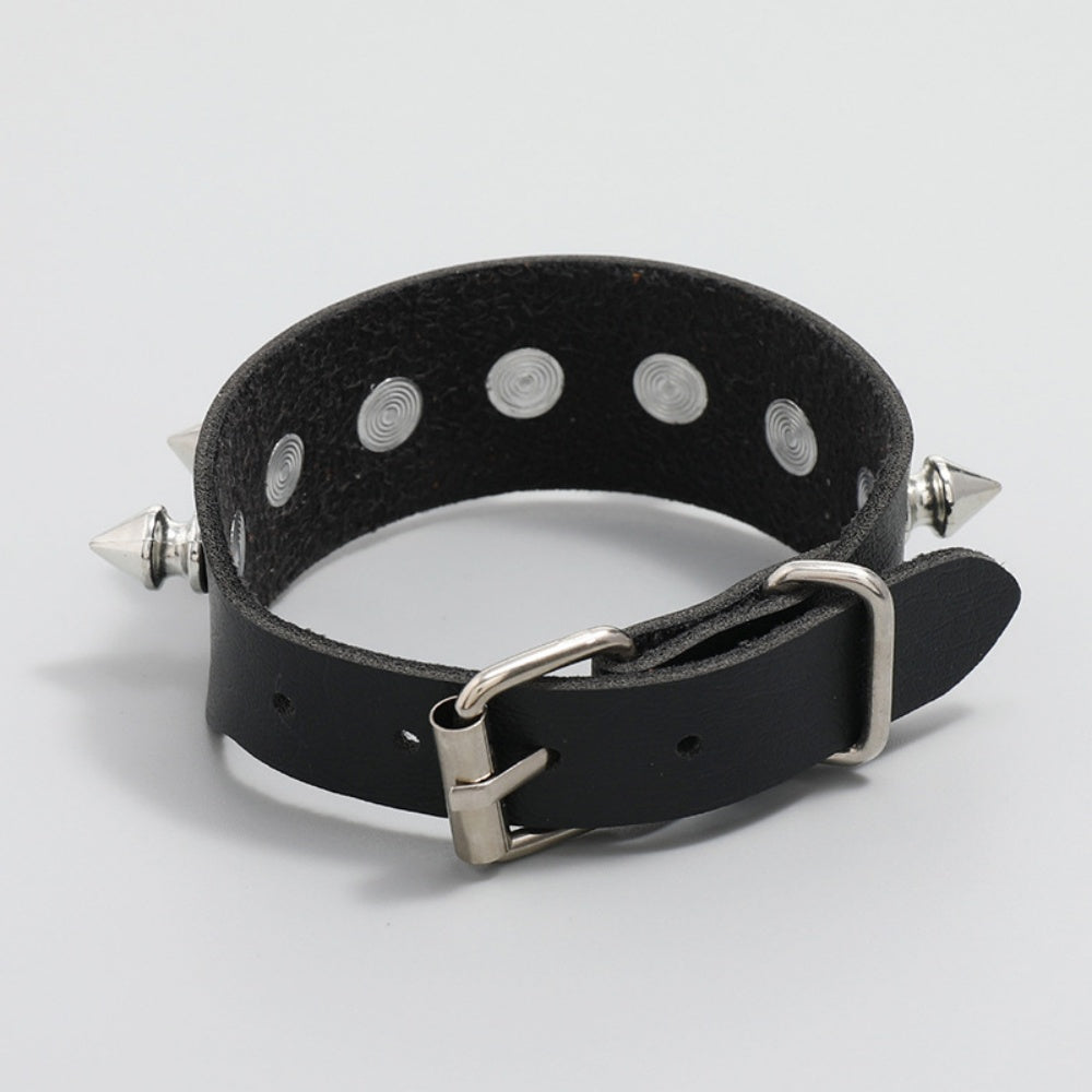 BRACELET AVEC CLOUS GOTHIQUE